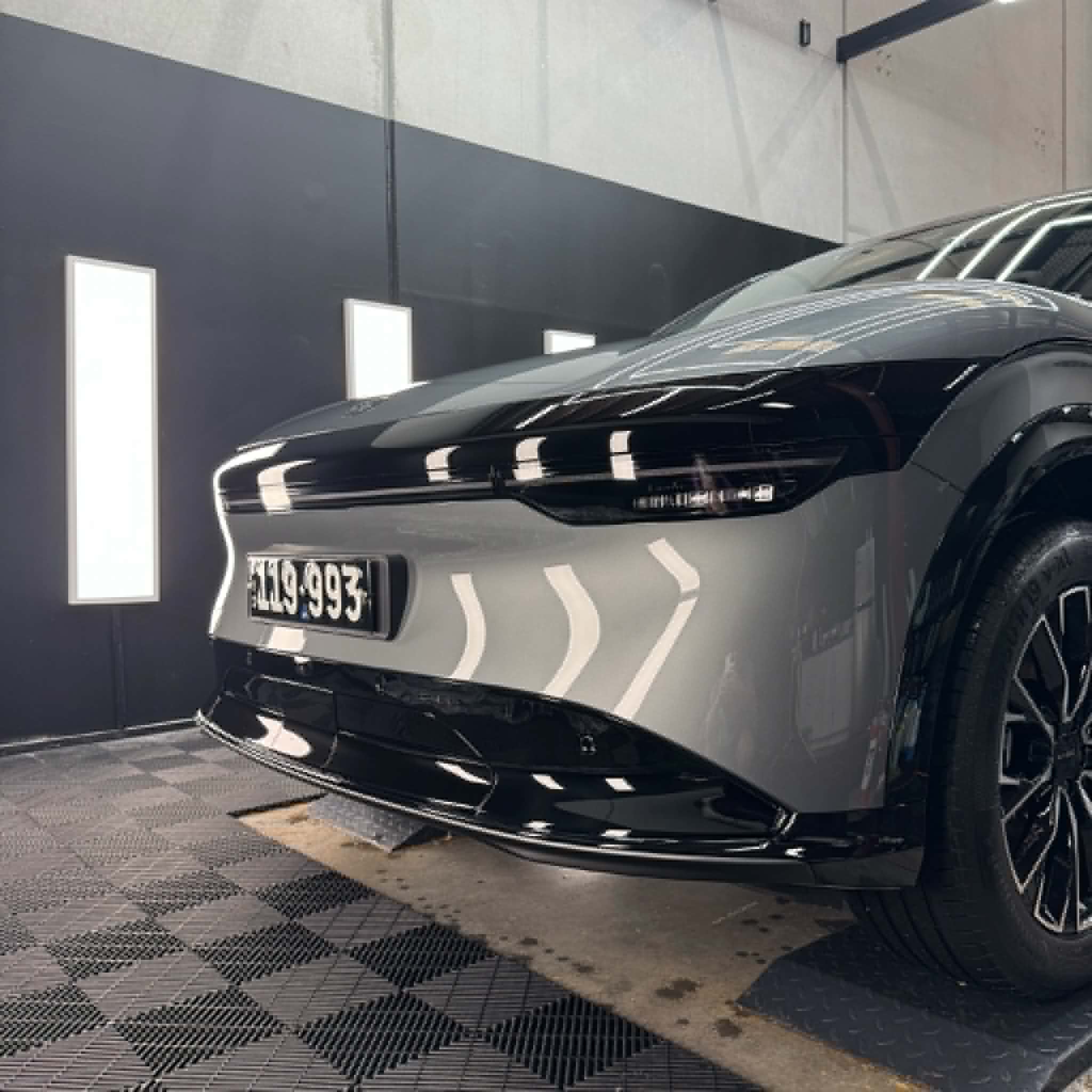 Two-tone gloss black and grey wrap